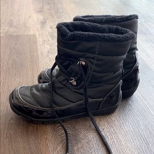 Black fur lined snow boots size 10